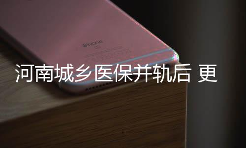 郑州一人行道成停车场 市政部门安装硬隔离获赞 几个工作人员正忙得脚不沾地