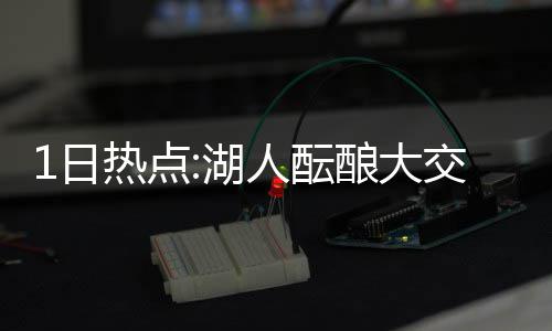 郑州大风吹倒30米长巨型广告牌 阻挡机动车道 但是酿大纳裁判没有吹罚